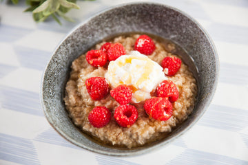 Porridge with Greek yoghurt and rasberries
