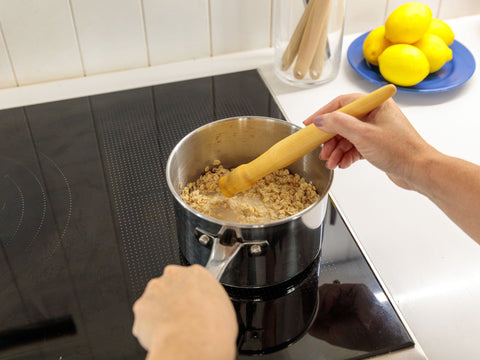 Spurtle stirring pot